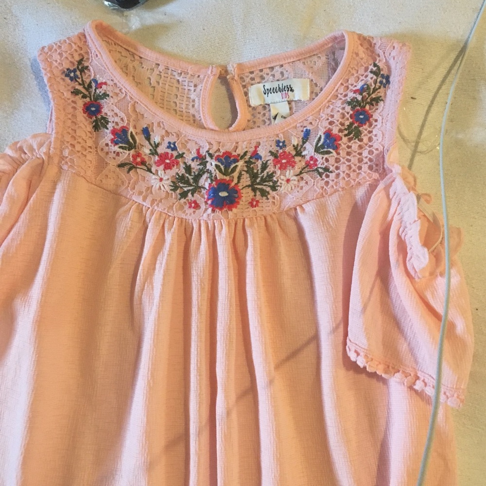 Girls cold shoulder top.